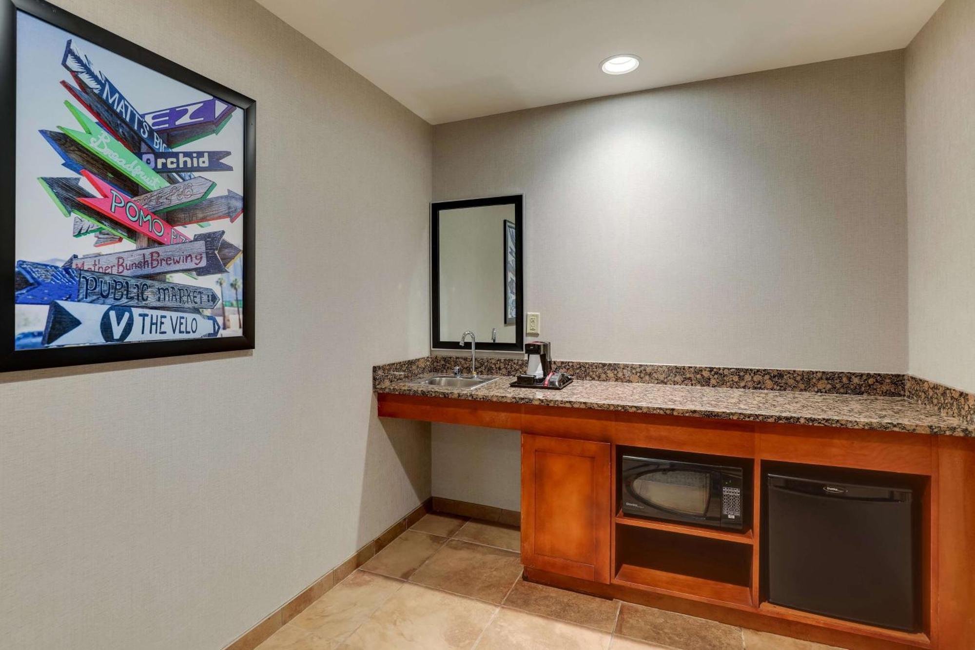 Drury Inn & Suites Phoenix Airport Экстерьер фото